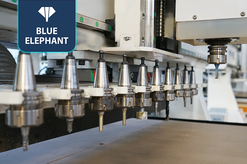 贴标钻切出产线