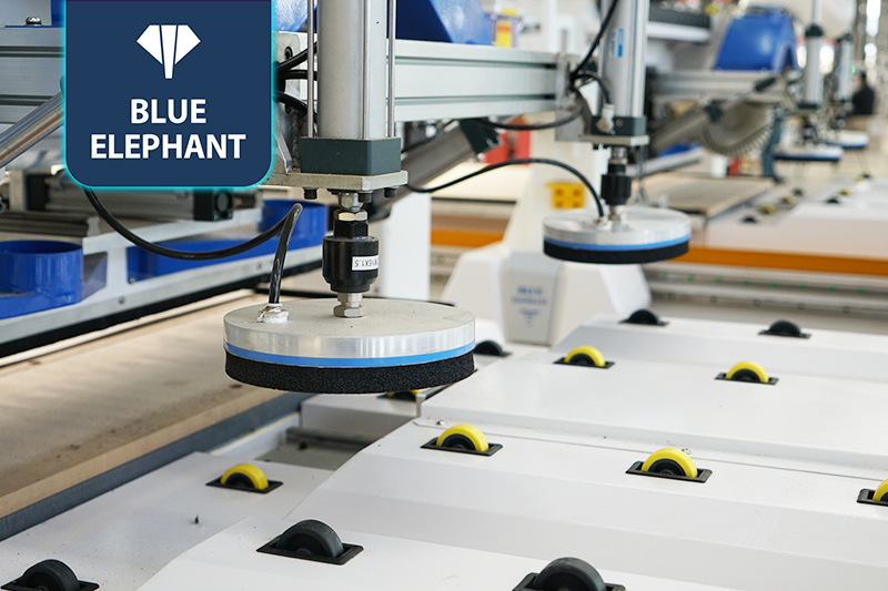 贴标钻切出产线