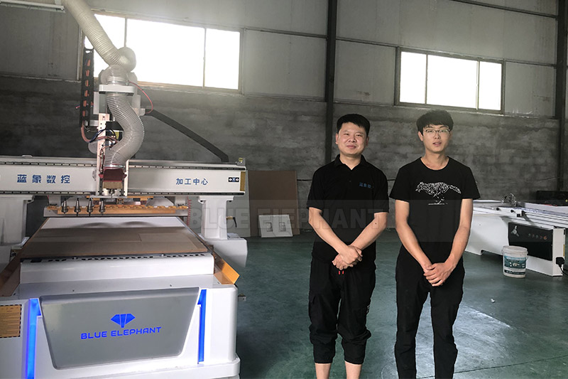 山东泰安XX家具厂订购板式家具出产线