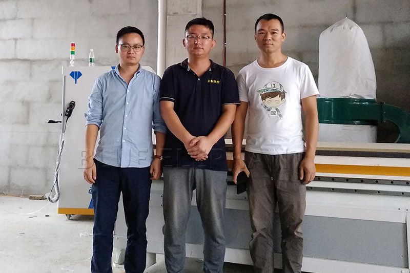 湖北黄石XX家具厂订购板式家具出产线