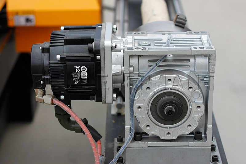 ATC主动换刀雕镂机