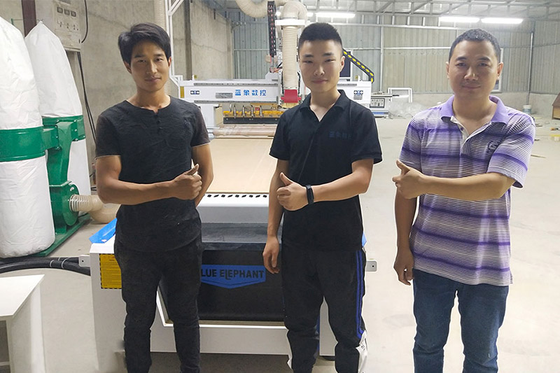 河北XX家具厂订购板式家具出产线