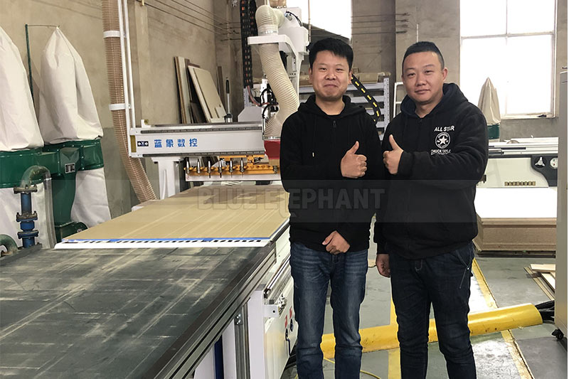 山东淄博XX家具厂订购板式家具出产线